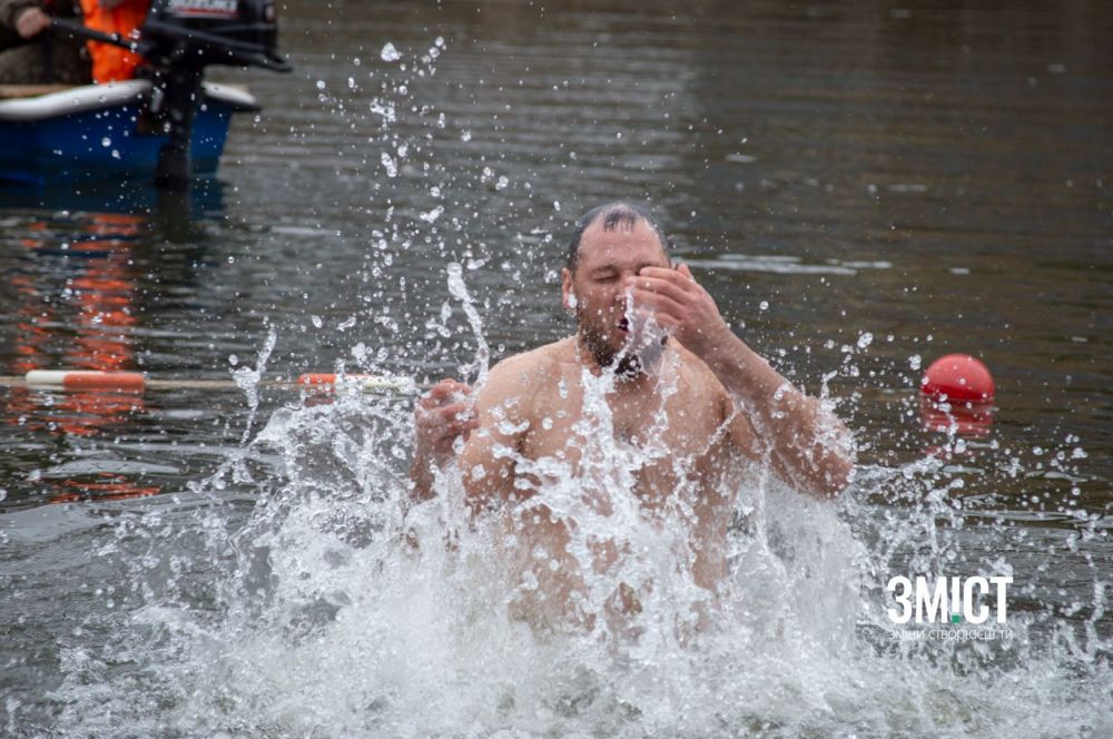 Полтавці занурилися у Ворсклу на Водохреще