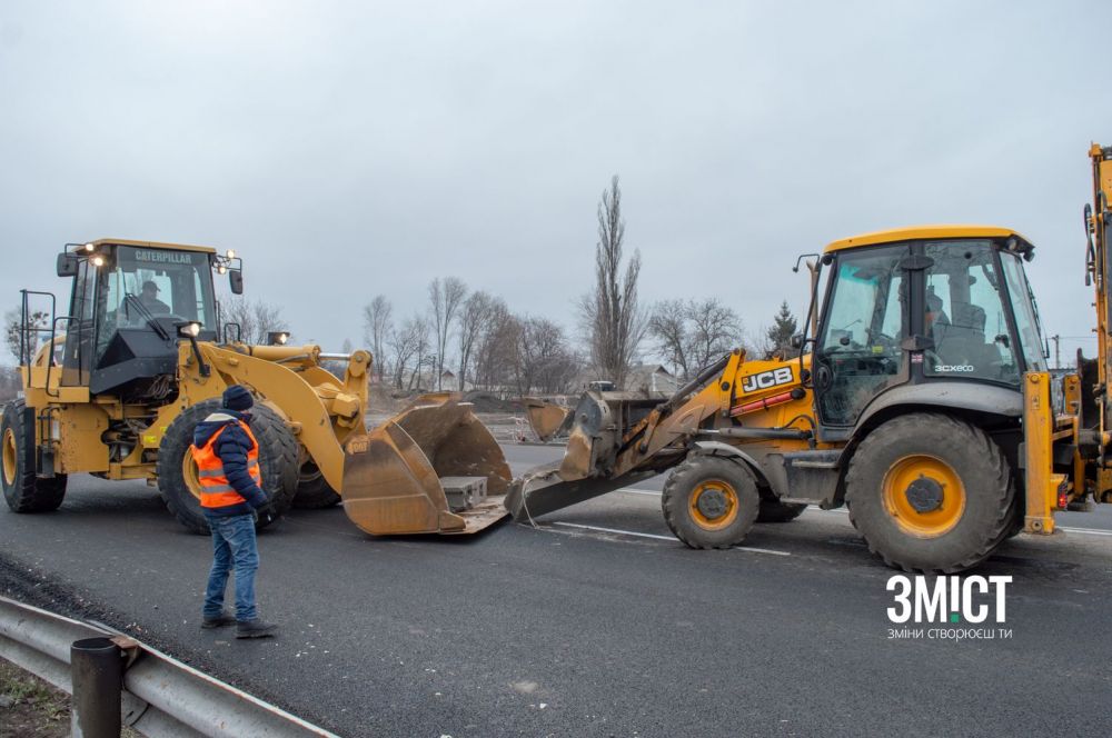 Техніка прибирає блоки