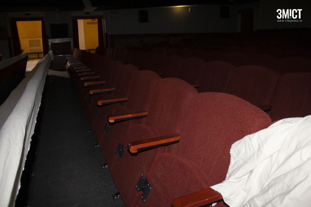 Сьогодні глядацька зала театру пустує