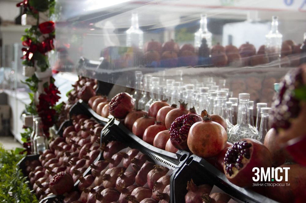 На Центральному ринку у Полтаві продають овочі, фрукти і товари промисловгго виробництва