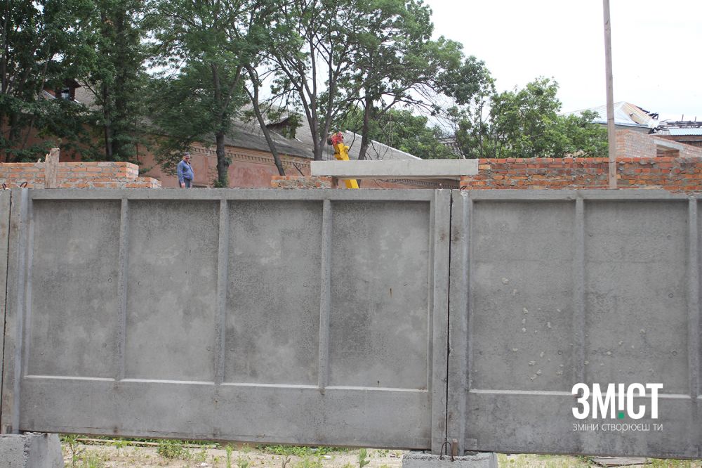 Огорожа закриває вид на будівництво