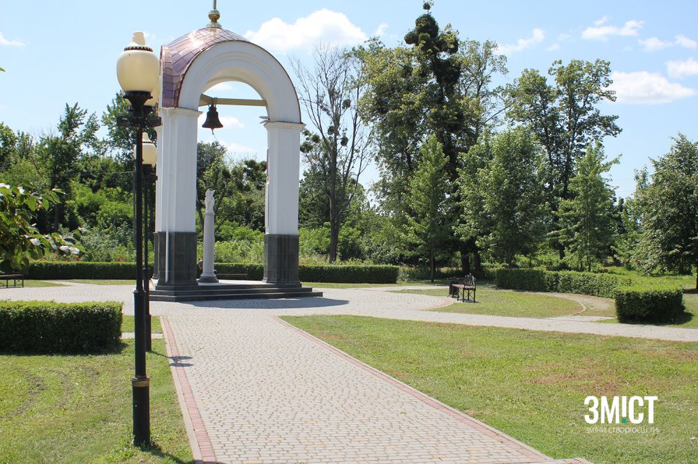 На території музейного містечка є розарій та ротонда