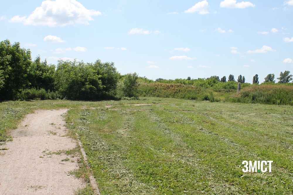 Доріжки на полі проклали у 2009 році