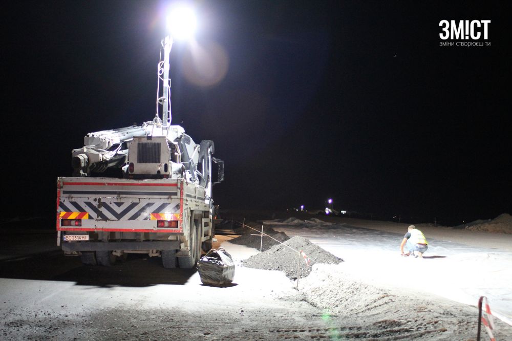 Працівники будують дорогу вночі