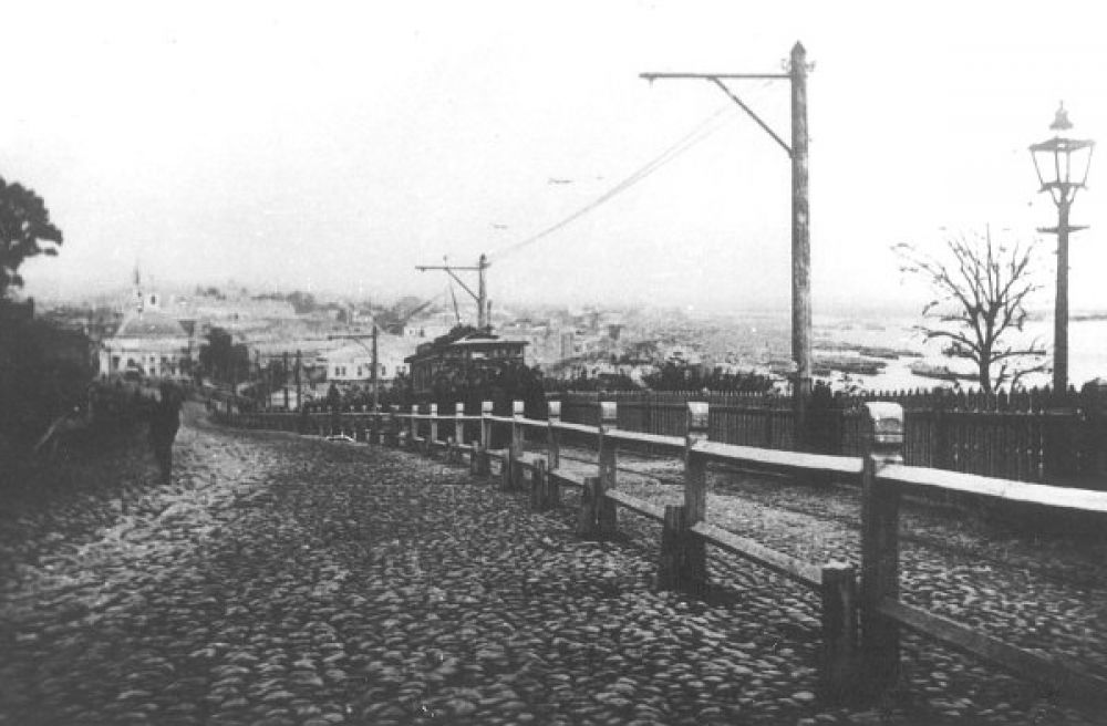 Володимирський узвіз у Києві, через два роки після відкриття першого у Східній Європі пасажирського трамваю. На схил, який не могли здолати кілька коней, легко піднімається машина на електротязі (Фото – mashke.org)