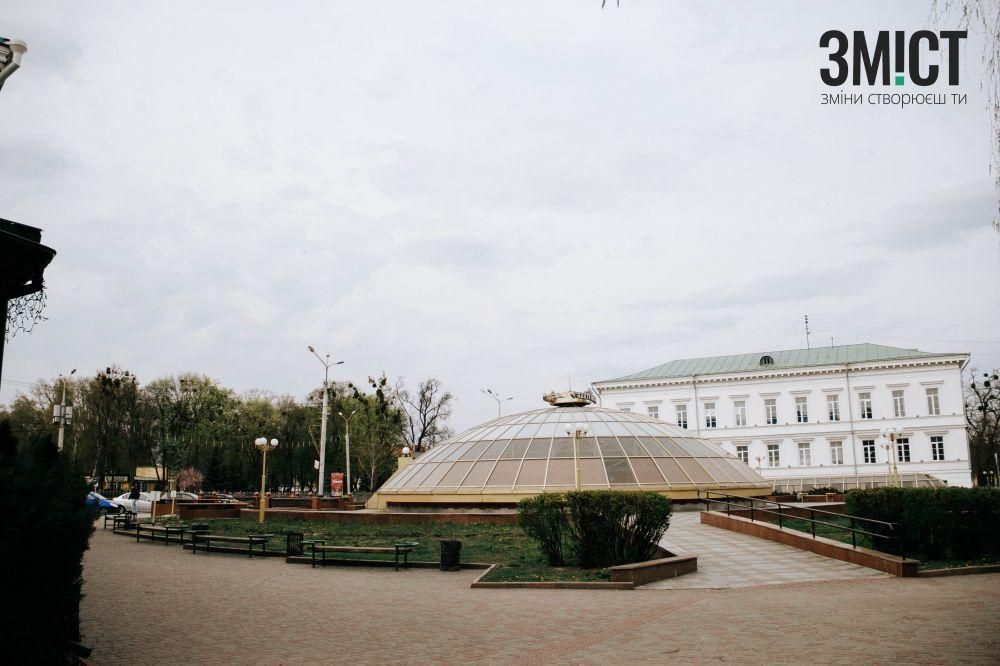 Місця відпочинку поблизу зупинки у центрі Полтави