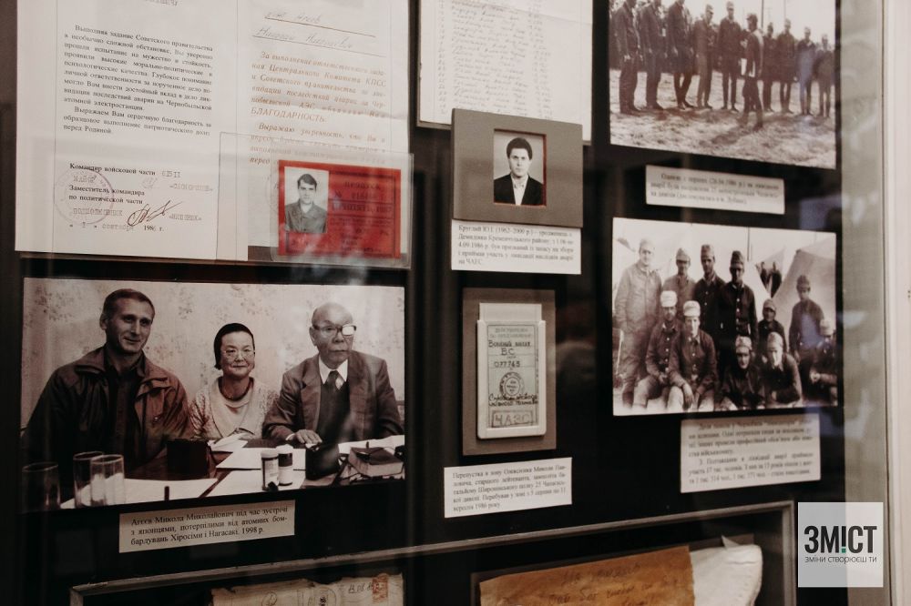 На фото – Микола Агєєв з японцями, які пережили ядерне бомбардування Хіросіми