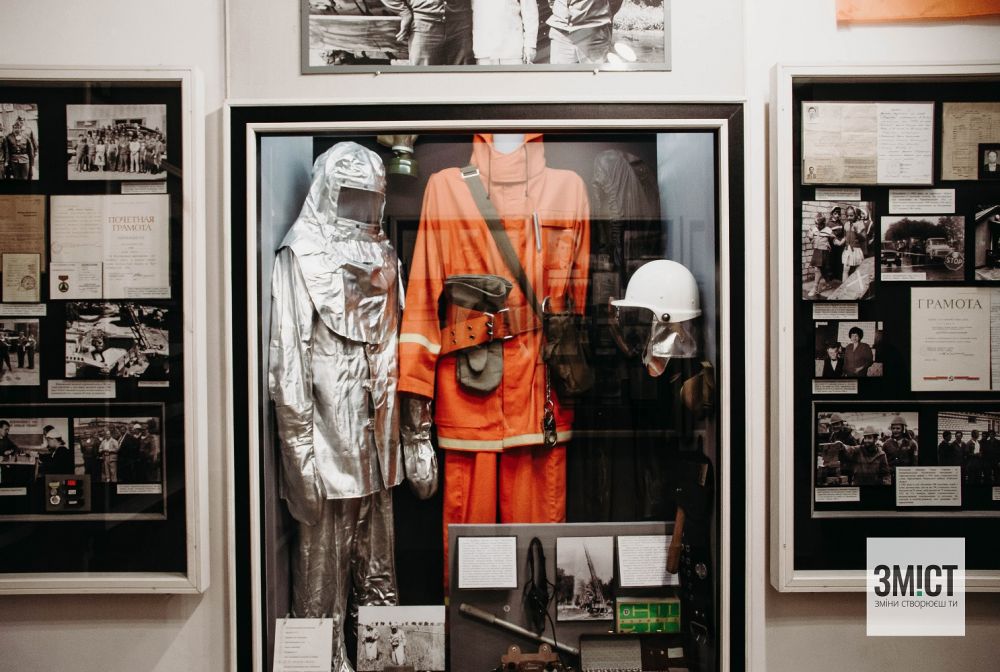 Захисні костюми рятувальників