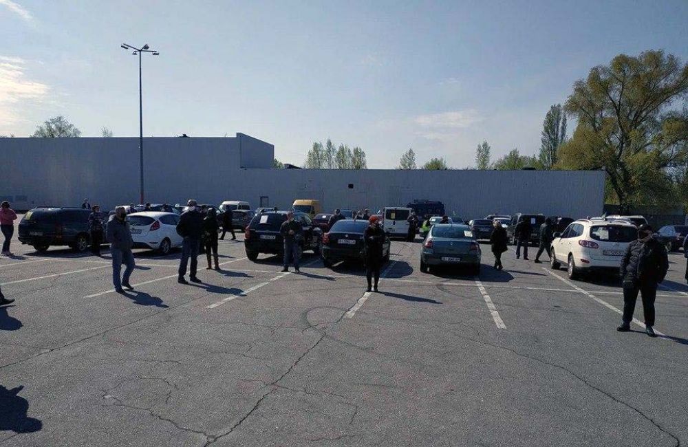 Мітингарі на паркінгу біля ТРЦ (Фото – poltava.to)