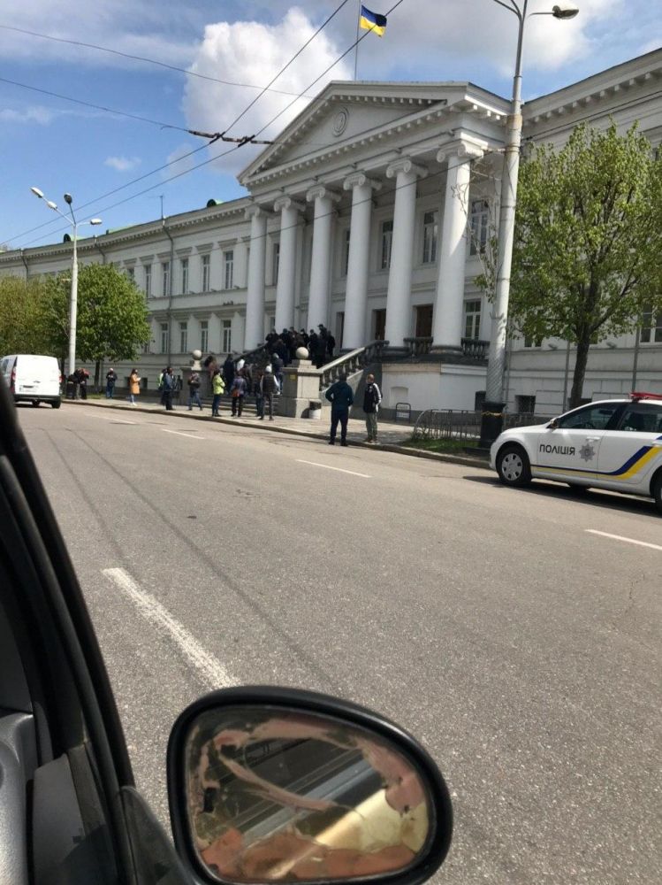 Мітингарі поблизу міськради 27 квітня 2020 року