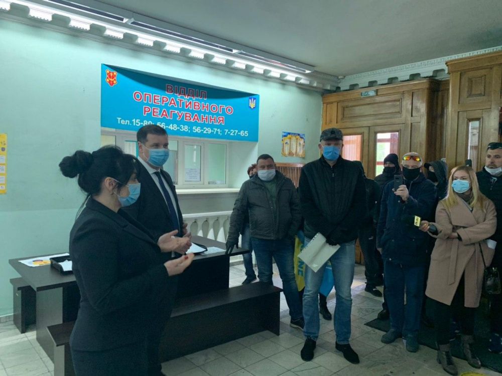 Олександр Шамота і Тетяна Юрченко спілкуються з мітингарями