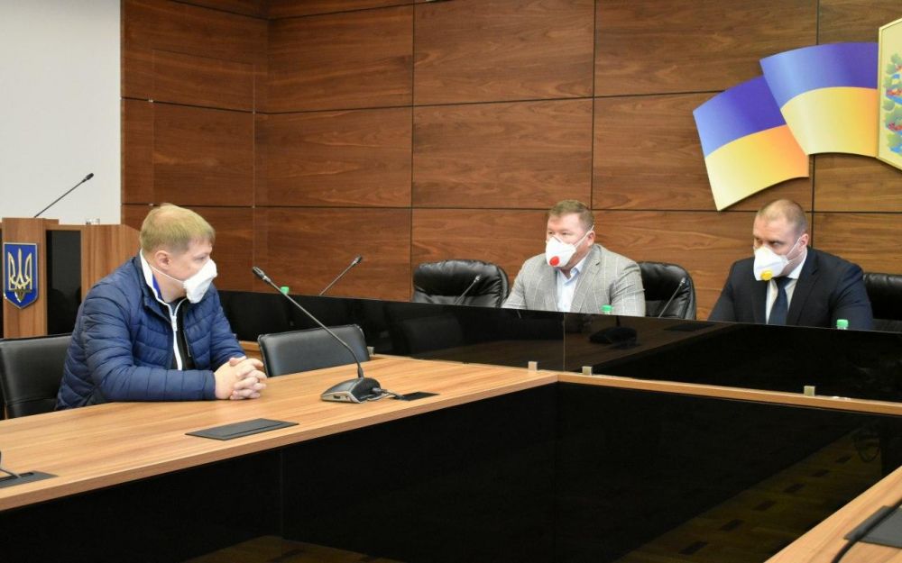 Євген Дикань спілкується з Олегом Синєгубовим та Дмитром Луніним