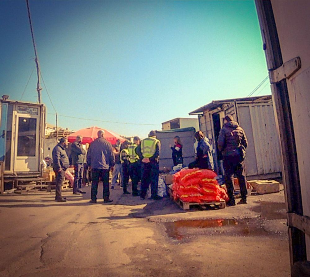 Поліцейські припинили роботу підприємців на ринку (Фото Дмитра Бурмаки)