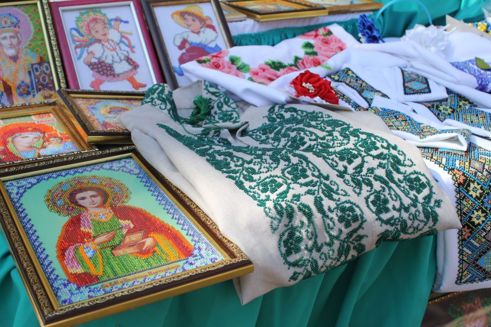 Продавчиня цих ікон і вишиванок працює з бісером уже 5 років. Щоб вишити одну ікону дівчині потрібно кілька днів