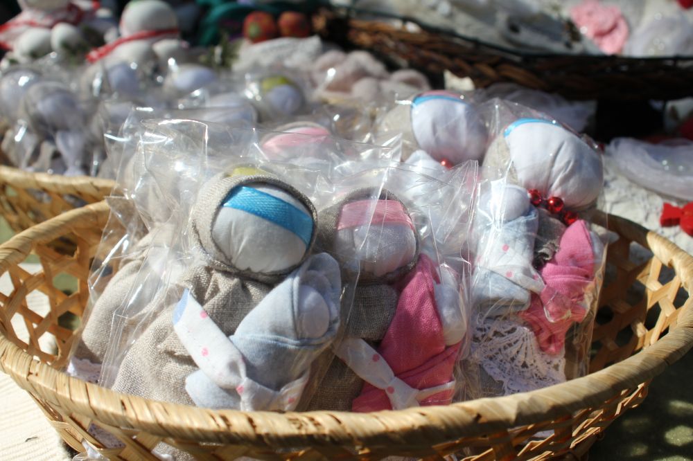 Продавчиня ляльок-мотанок каже, що ці вироби здатні приносити у дім щастя. Принаймні, так вважали наші предки