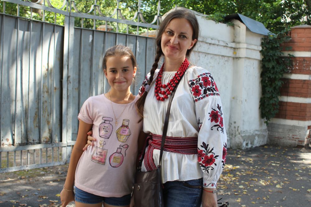 Центральною вулицею Полтави чимало людей прогулюються у вишиванках