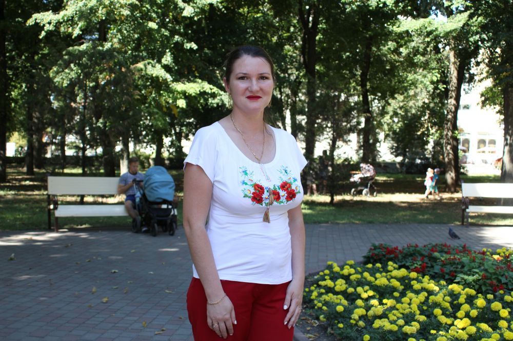 Полтавка у вишиванці у Петровському парку