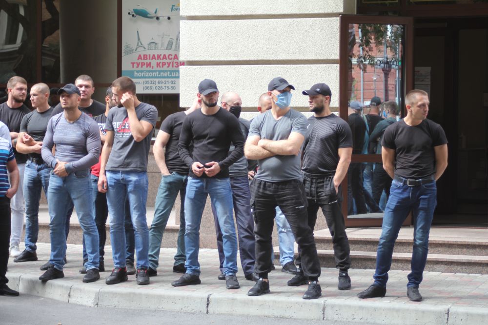 Чоловіки, які чекали на приїзд Киви і Рабіновича