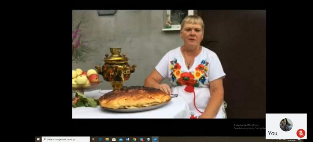 Валентина Шмидь приготувала традиційний коровай (Скриншот з маратону)