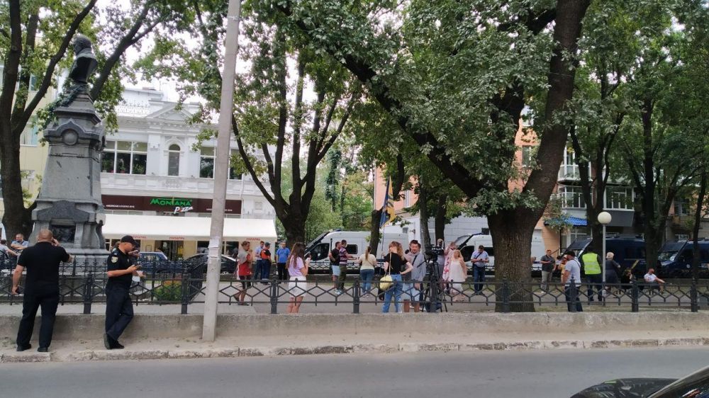 Люди з прапором Нацкорпусу