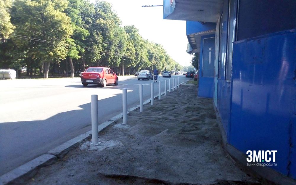 Підприємець займається благоустроєм території на зупинці
