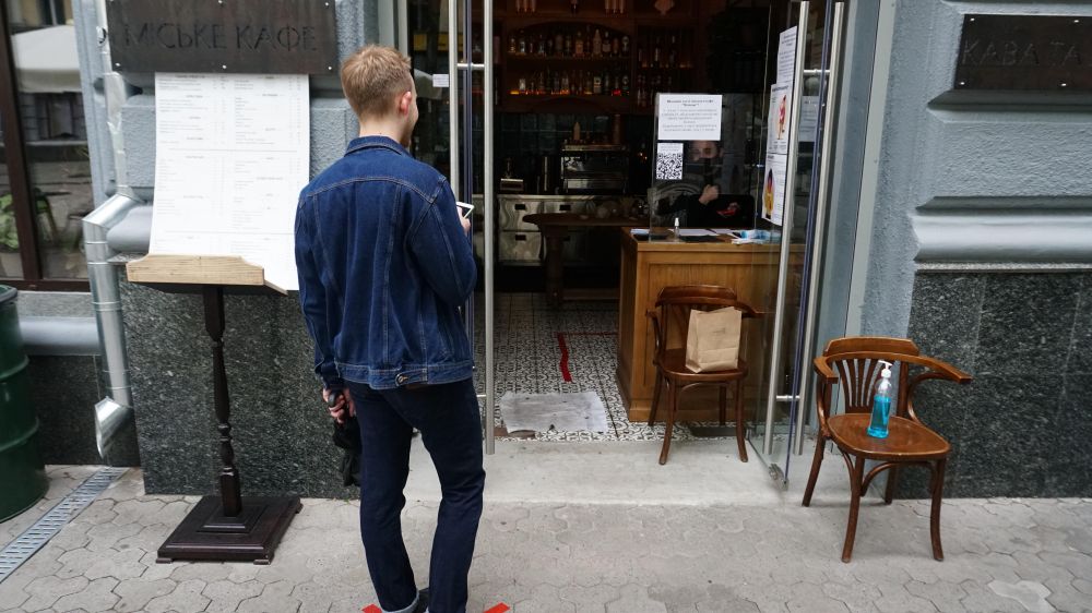 Тут приймають та видають замовлення 