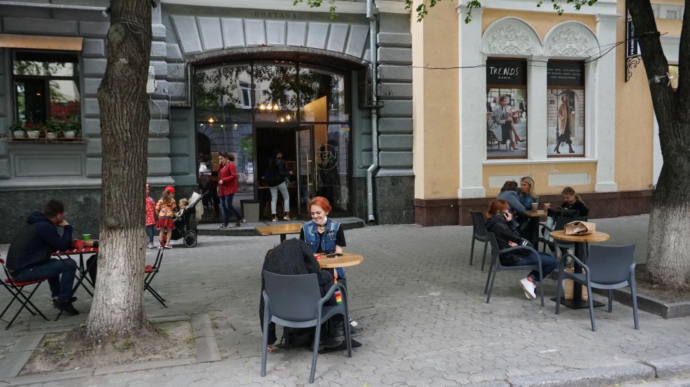 Літній майданчик та вікно для замовлень 