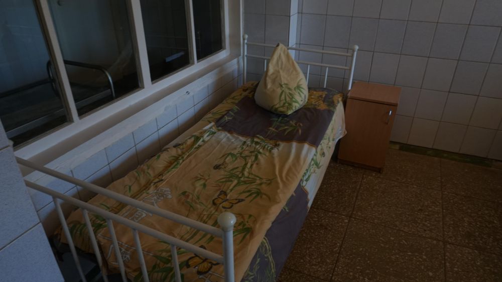 Одне з трьох ліжок 