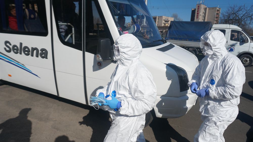 Автобус заїжджає на територію медзакладу 