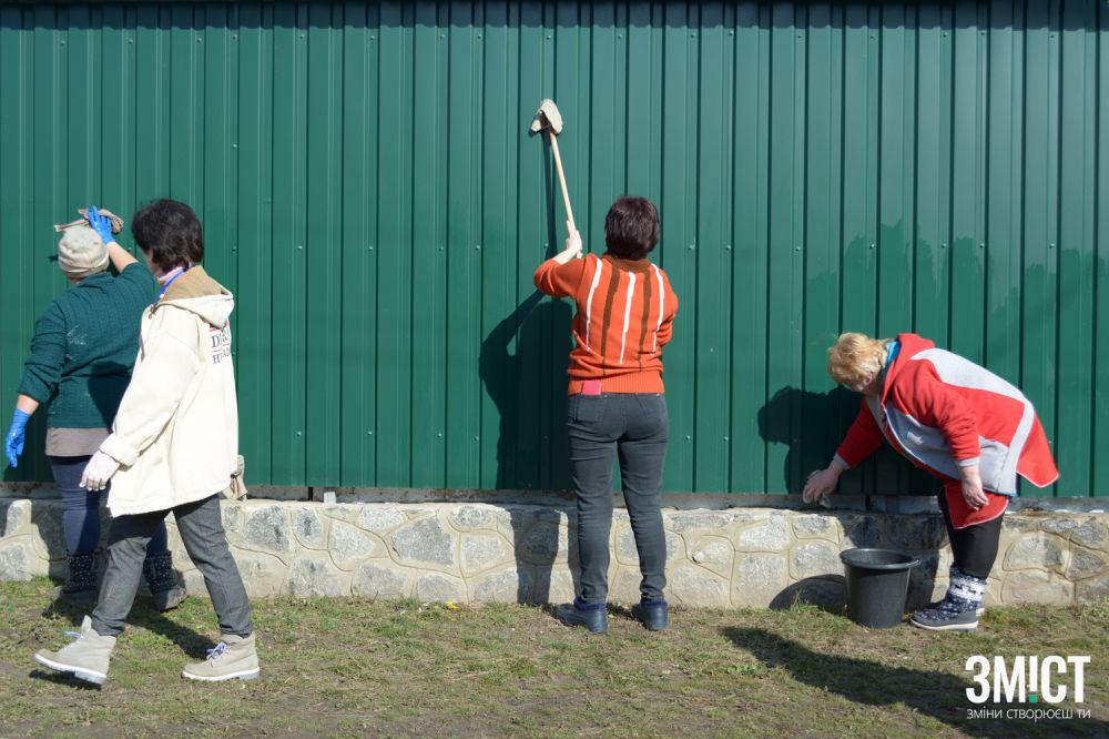 Прибирання біля медцентру 