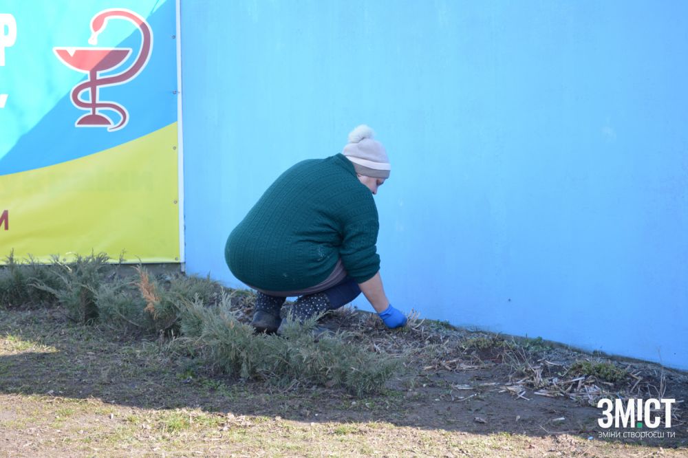 Прибирання біля медцентру 