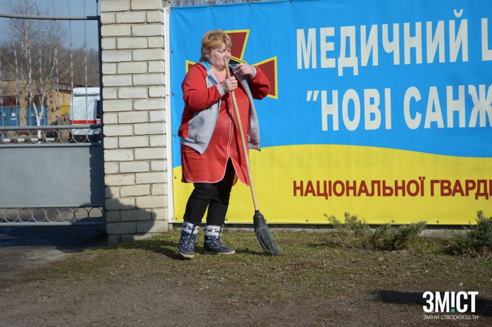 Прибирання біля медцентру 