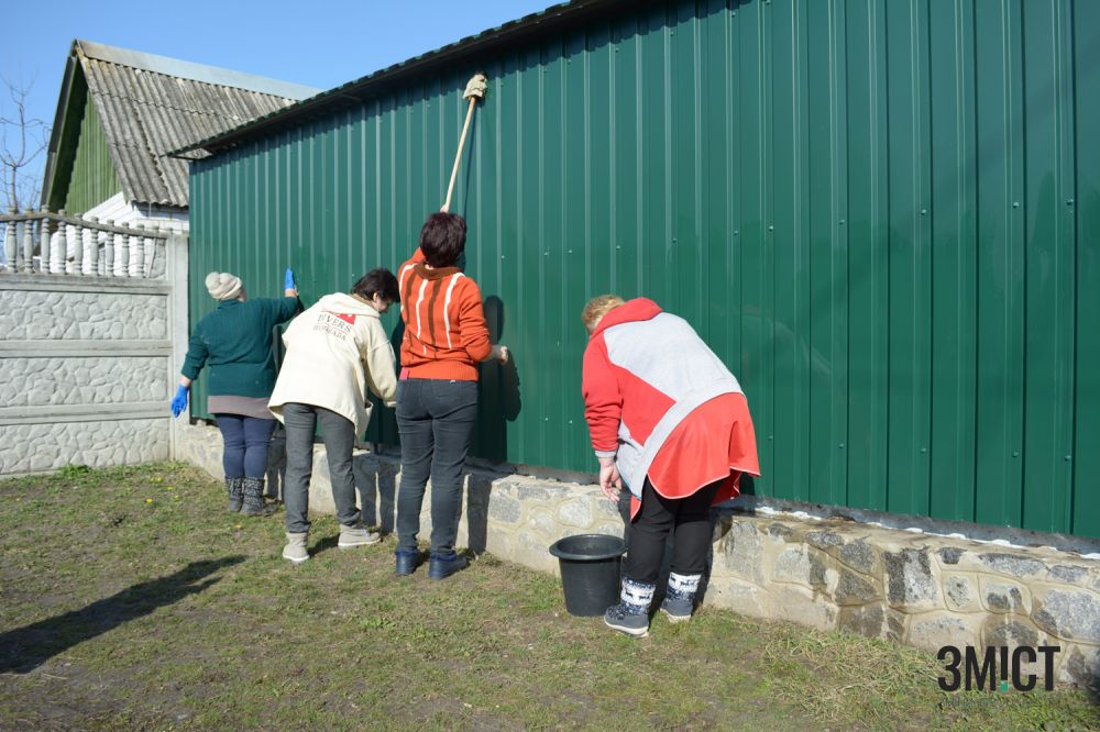 Прибирання біля медцентру 