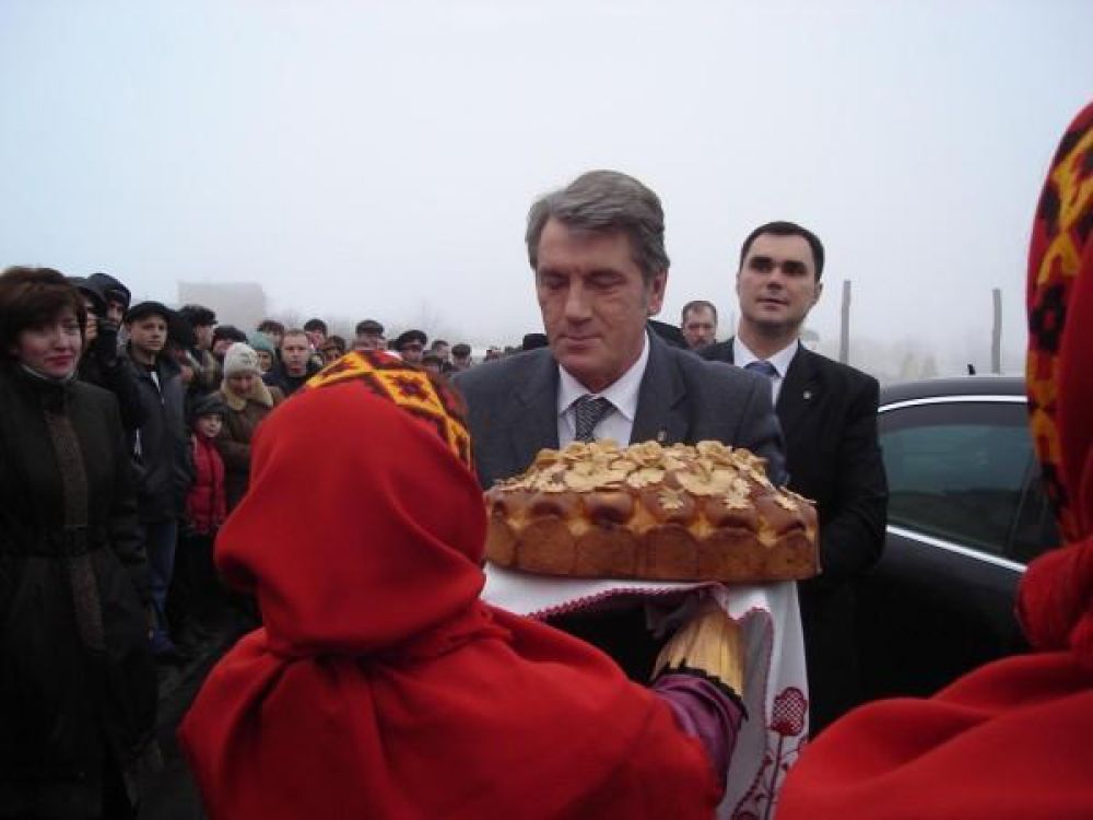 Ющенкові дарують коровай у селі Жуки (gazeta.ua)