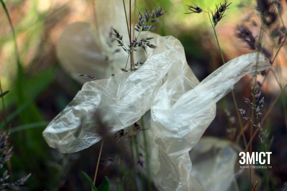 Не викидайте використані маски та рукавички у смітник чи під ноги
