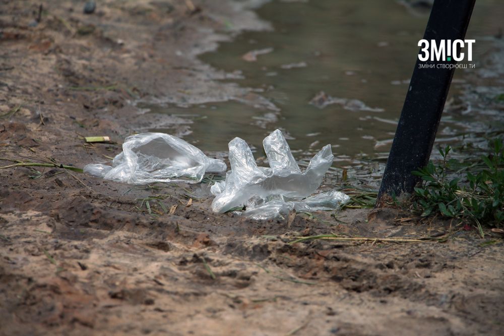 Не викидайте використані маски та рукавички у смітник чи під ноги