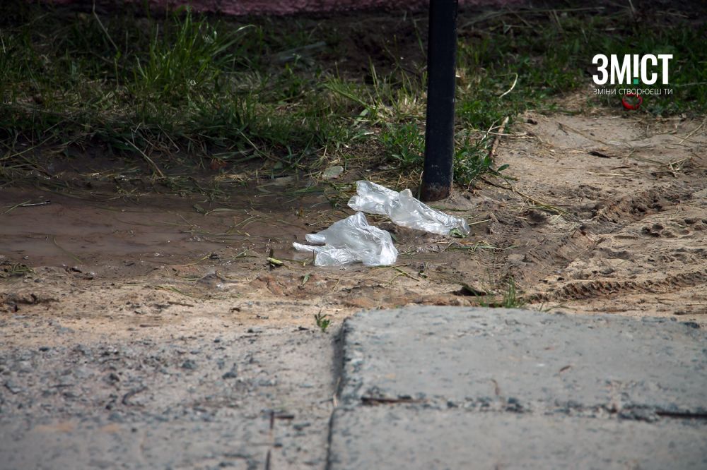 Не викидайте використані маски та рукавички у смітник чи під ноги