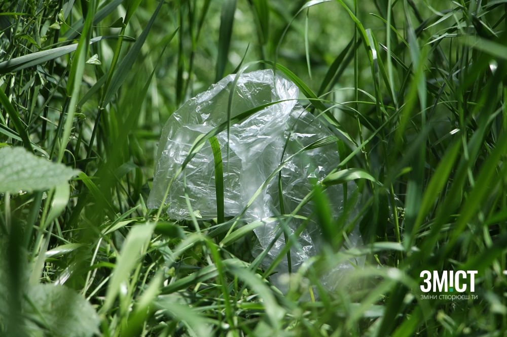 Часто вони плутаються у траві, де залишаться надовго