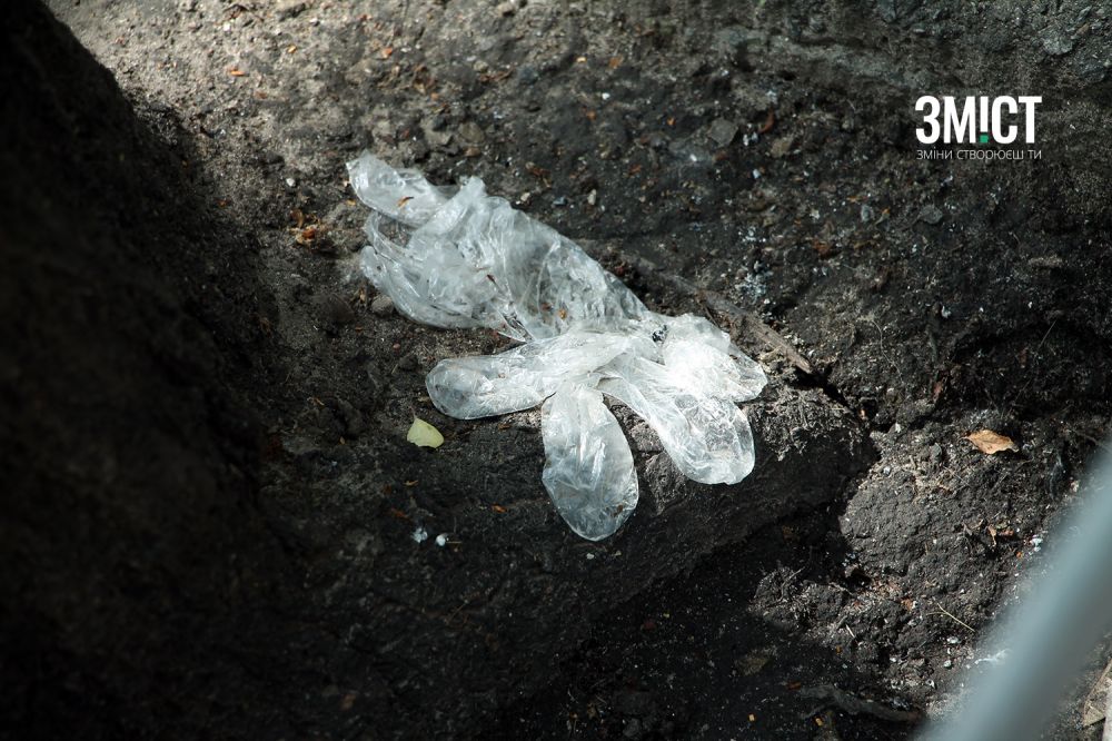 Повністю рукавички не зникнуть, з часом вони перетворяться на пил, що також шкодить природі