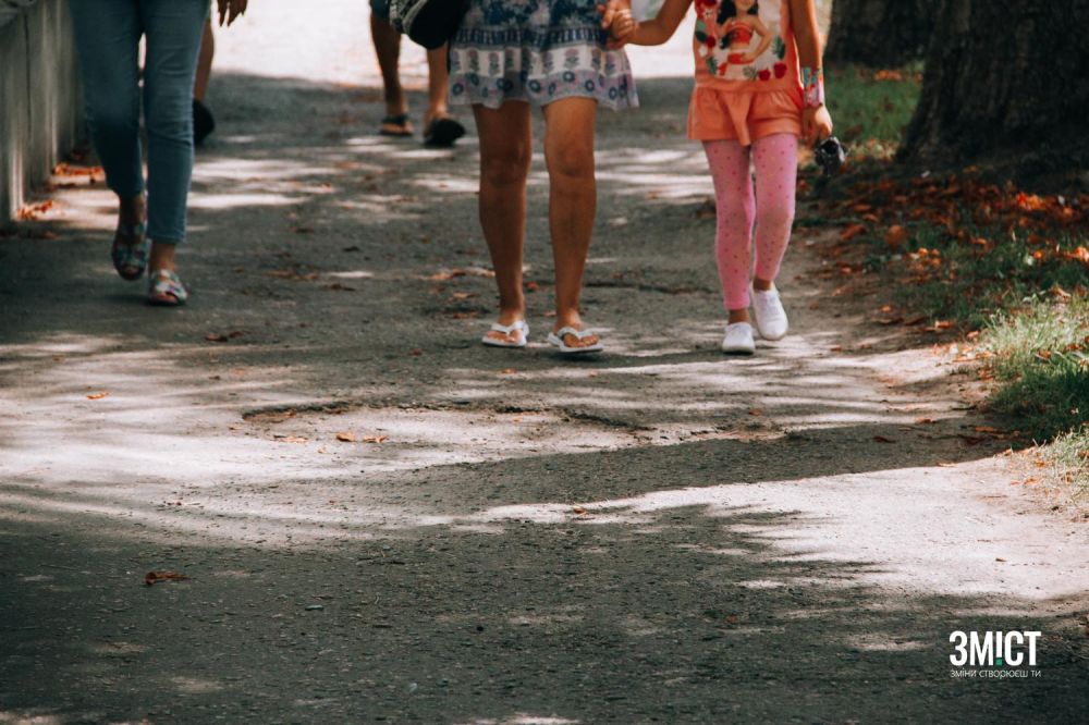 Нині на цих тротуарах велодоріжки немає