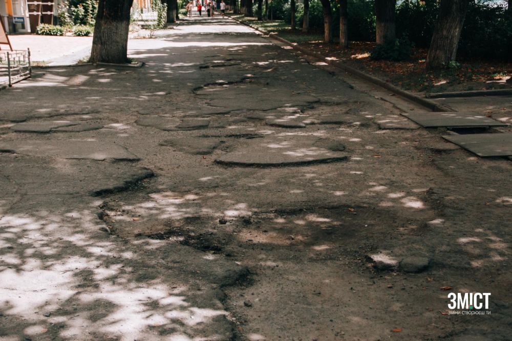 Асфальтове покриття має ями