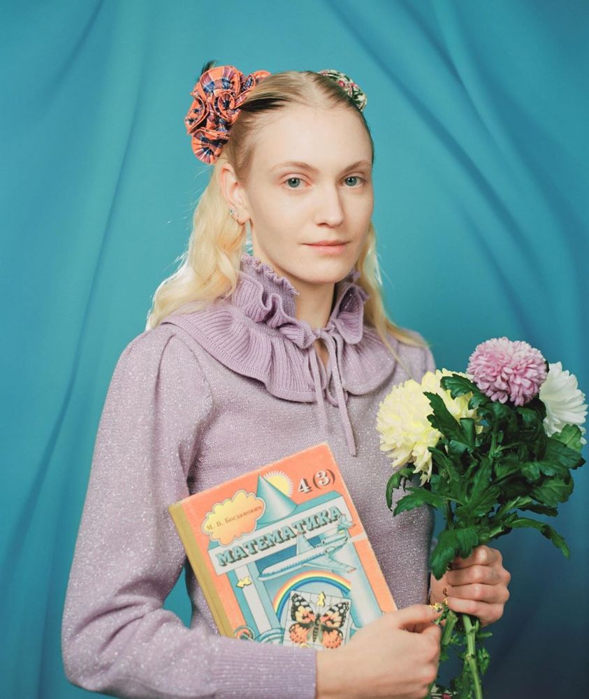 Олександра Мельничук з підручником