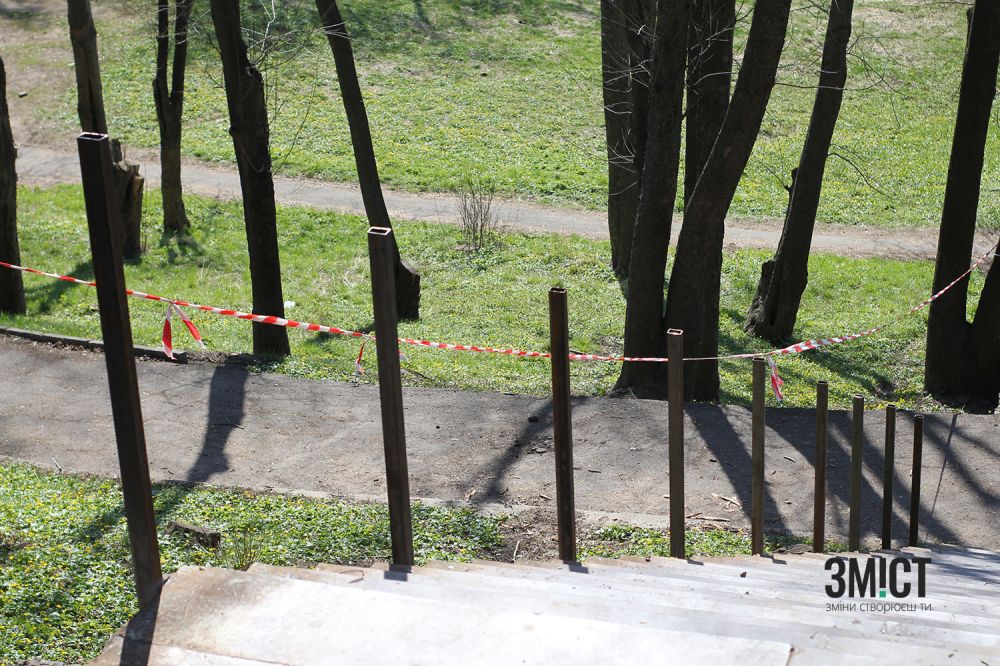 Поручні на сходах вже демонтували