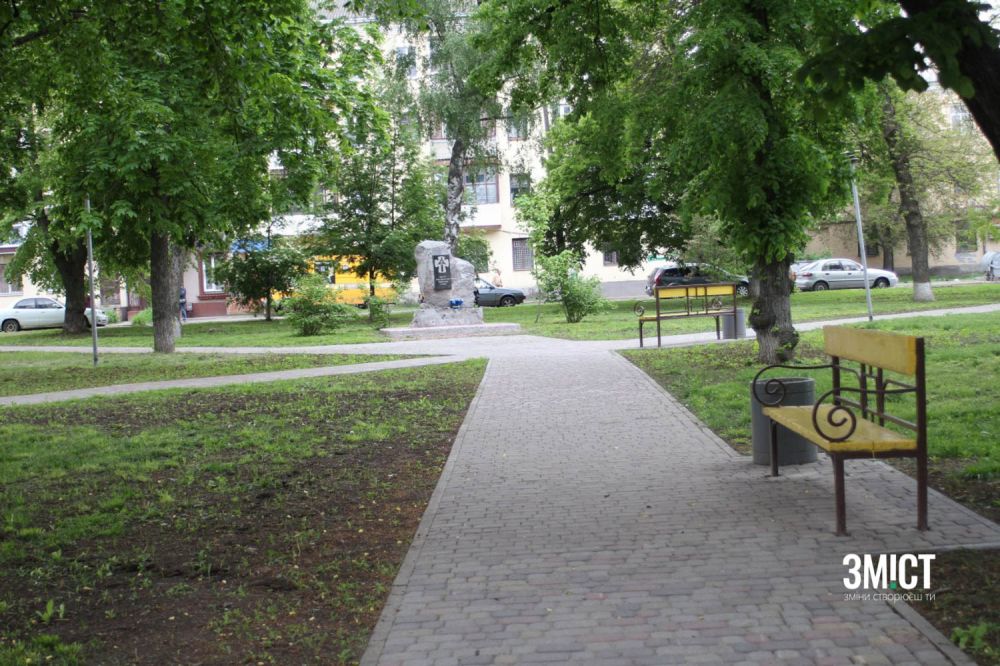 Нові доріжки у сквері Панаса Мирного