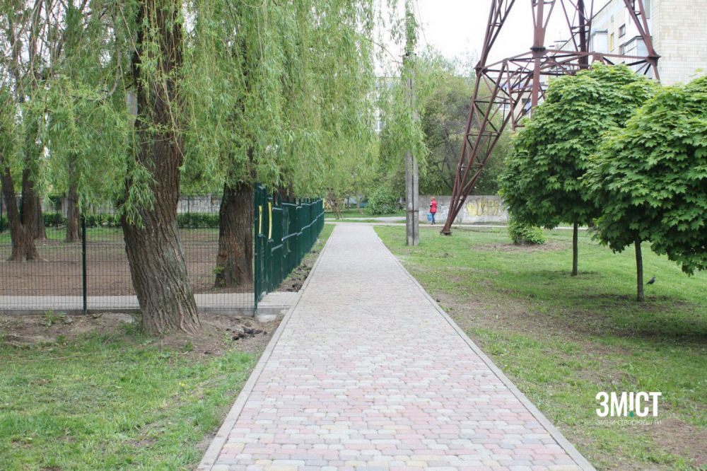 Нова пішохідна доріжка у сквері по вулиці П. Юрченка