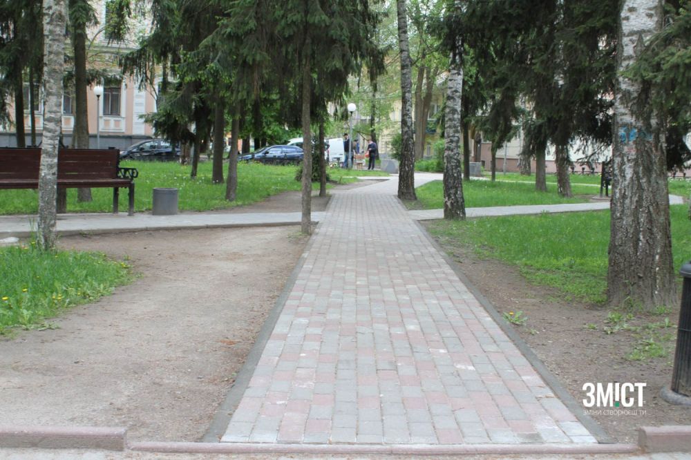 Відремонтоване покриття доріжок у сквері "Березовий гай"
