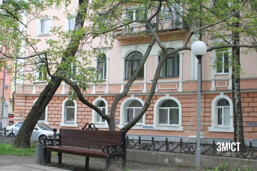 У сквері "Березовий гай" провели роботу з обрізки гілок