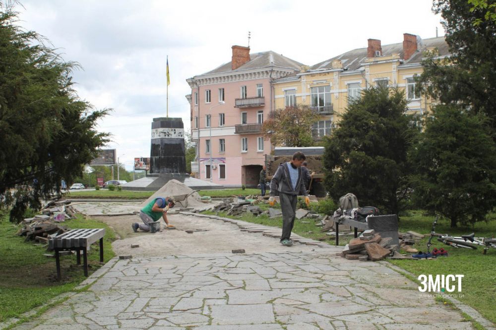 Ремонтні роботи у сквері пам'яті Героїв України