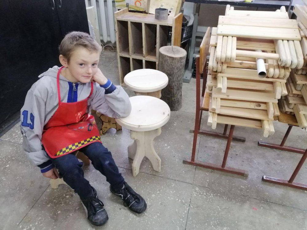 Учень з виробами (Фото Геннадія Світличного)