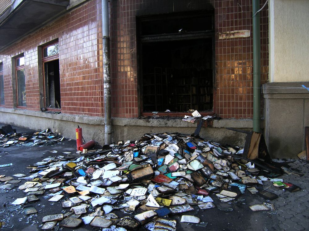 Залишки обгорілих книжок